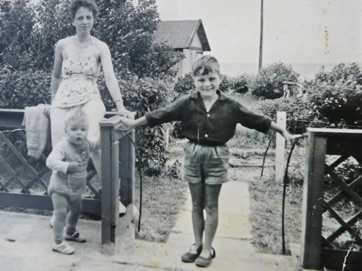 VIKKEVEJ 1 - Jan Blik med sin mor og lillebror i 1950erne.jpg VIKKEVEJ 1 - Jan Blik med sin mor og lillebror i 1950erne.jpg